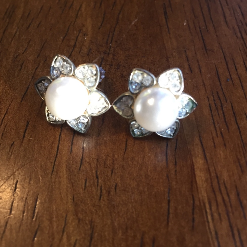 Flower pearl earrings